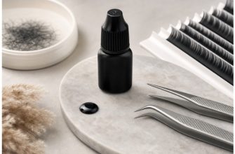 Клей, пинцеты и искусственные ресницы на рабочем месте лэшмейкера