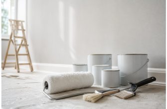 Малярные инструменты и банки с краской в светлой комнате